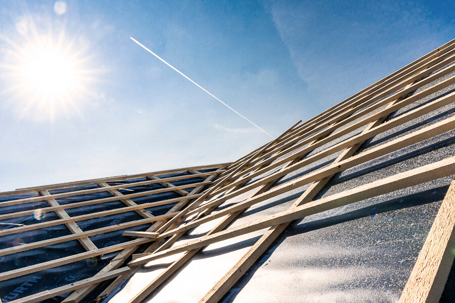 Dacharbeiten im Bibertal, Günzburg, Neu-Ulm und Weißenhorn macht man mit Zimmerei-Holzbau Schirßner - die perfekte Lösung. Rufen Sie an: 08226 868641 